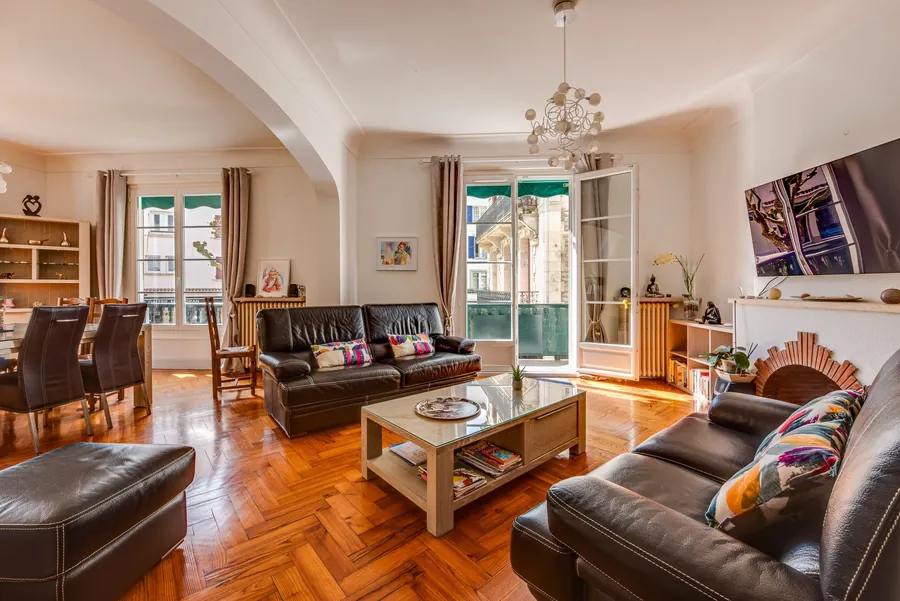 Salon spacieux avec balcon