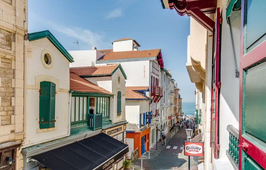 Ocean glimpse from the apartment for sale in central Biarritz